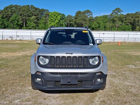 Used 2018 Jeep Renegade Latitude FWD image 2