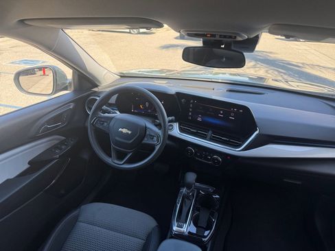 Used 2025 Chevrolet Trax LT FWD image 34