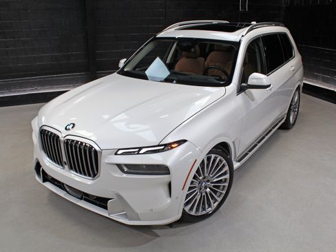 Used 2025 BMW X7 xDrive40i AWD/4WD image 4