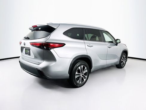 Used 2023 Toyota Highlander XLE FWD image 9