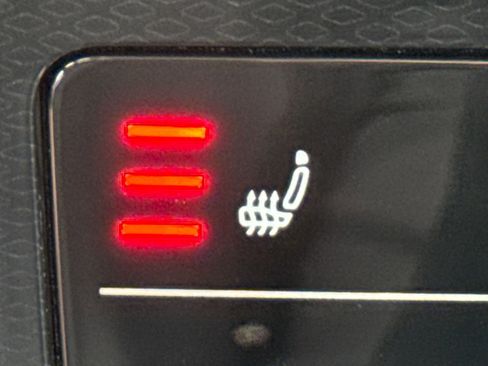 Certified 2025 Volkswagen Taos SE image 33