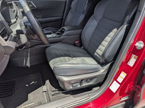 Used 2025 Mitsubishi Outlander SE FWD image 14
