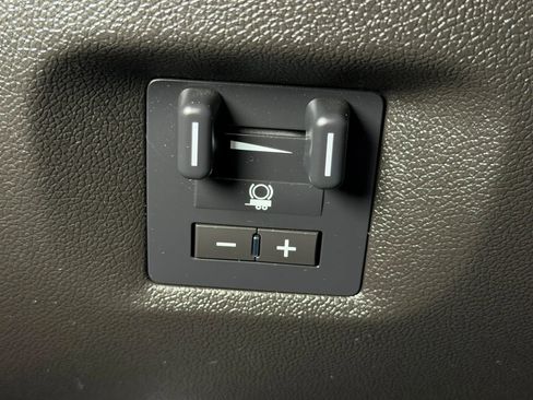 Used 2013 Chevrolet Avalanche LTZ AWD/4WD image 28
