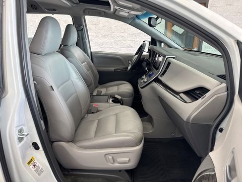 Used 2017 Toyota Sienna XLE w/ XLE Navigation Package FWD image 47