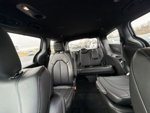 Used 2025 Chrysler Voyager LX image 13