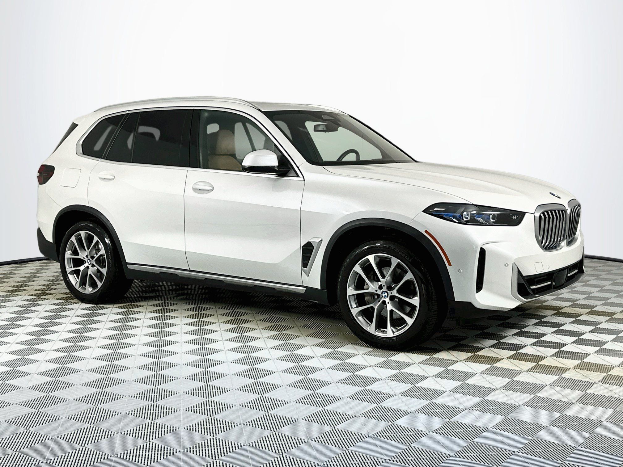 Used 2024 BMW X5 xDrive40i w/ Premium Package AWD/4WD image 3