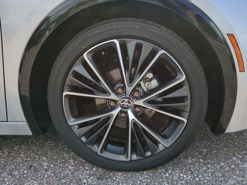 Used 2025 Toyota Prius XLE FWD image 11