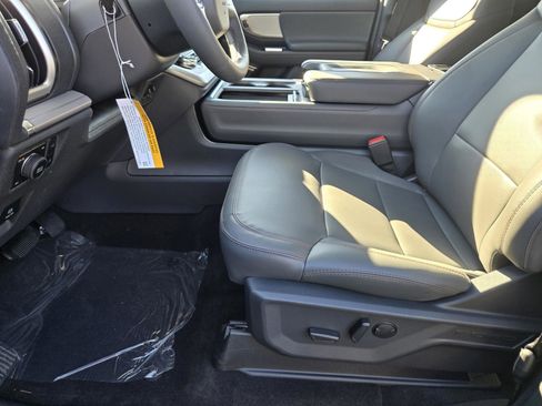 New 2025 Ford Expedition Active image 9