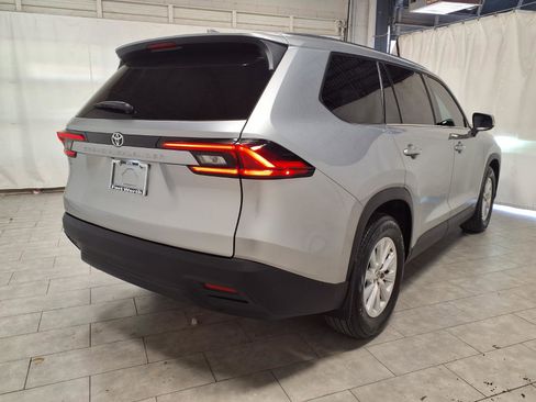 Used 2024 Toyota Grand Highlander XLE image 9