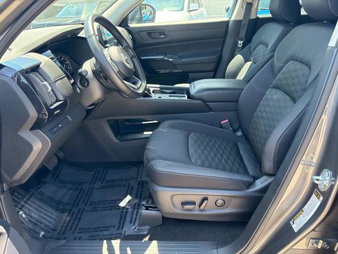 Used 2024 Nissan Pathfinder SV image 17