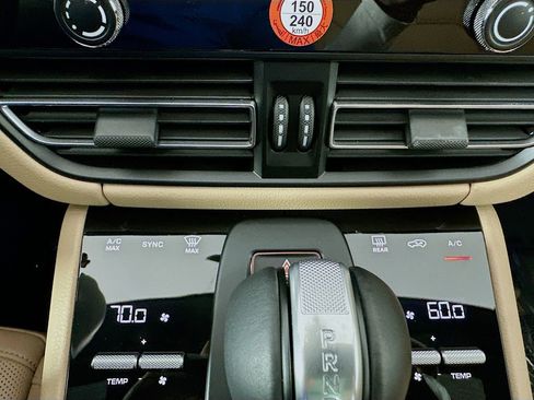 Used 2025 Porsche Macan image 18