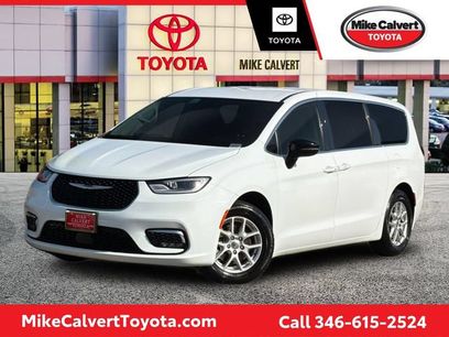 Used 2024 Chrysler Pacifica Touring-L