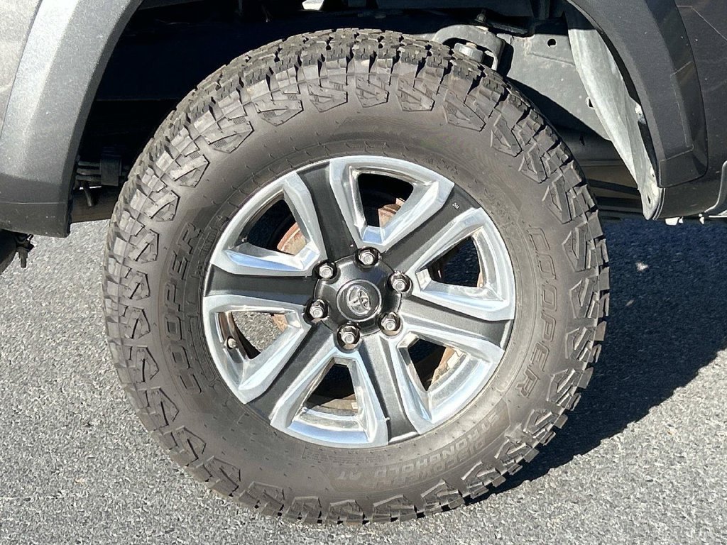 Used 2017 Toyota Tacoma Limited w/ Tow Package AWD/4WD image 9