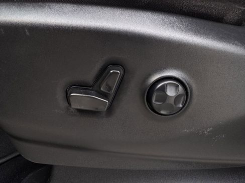 Used 2023 Chrysler Pacifica Touring-L FWD image 23