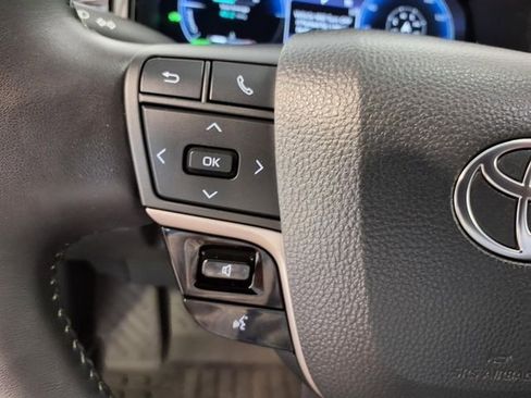 Used 2025 Toyota Camry XLE FWD image 7