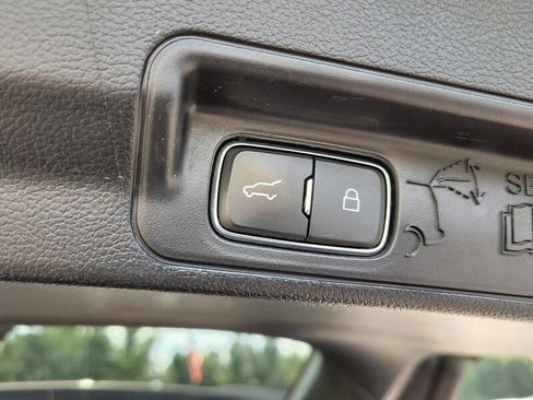 Used 2021 Ford Explorer XLT w/ Equipment Group 202A image 12