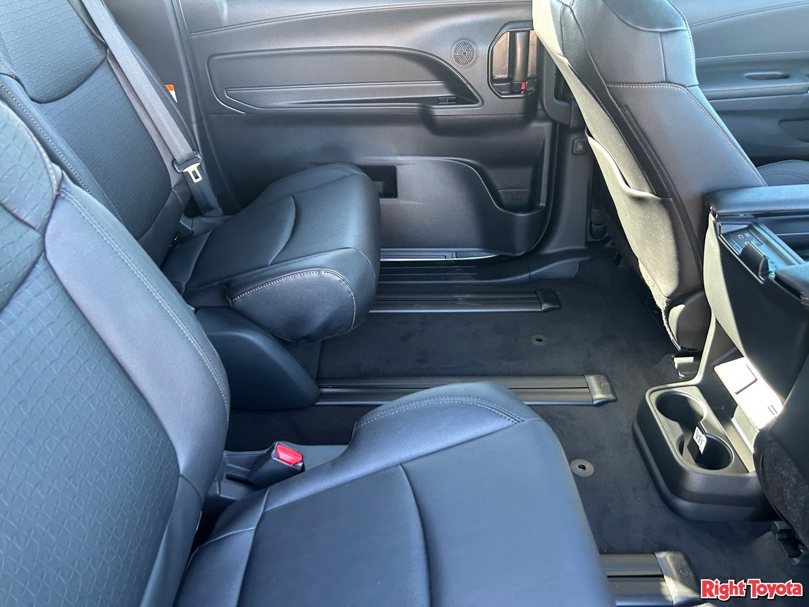 New 2026 Toyota Sienna XLE Woodland Edition AWD/4WD image 15