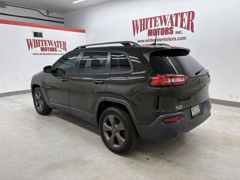 Used 2017 Jeep Cherokee Latitude w/ Cold Weather Group AWD/4WD image 2