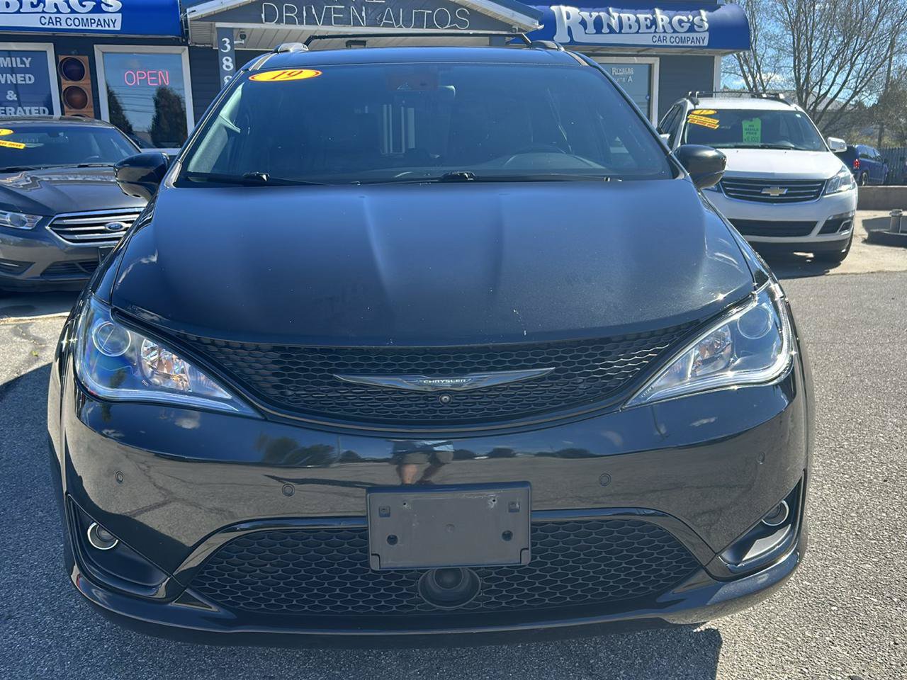 Used 2019 Chrysler Pacifica Touring-L w/ Advanced Safetytec Group FWD image 6