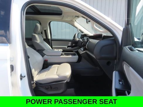 Used 2025 Ford Expedition Active AWD/4WD image 24