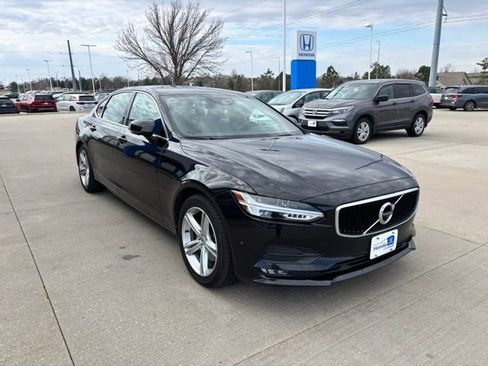 Used 2018 Volvo S90 T5 Momentum w/ Convenience Package image 3