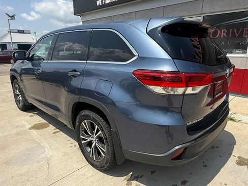 Used 2017 Toyota Highlander Plus AWD/4WD image 4