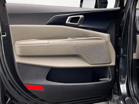 Used 2025 Kia Carnival image 23