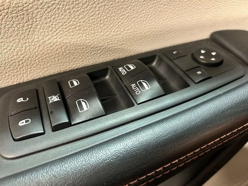 Used 2018 Chrysler Pacifica Touring-L FWD image 10