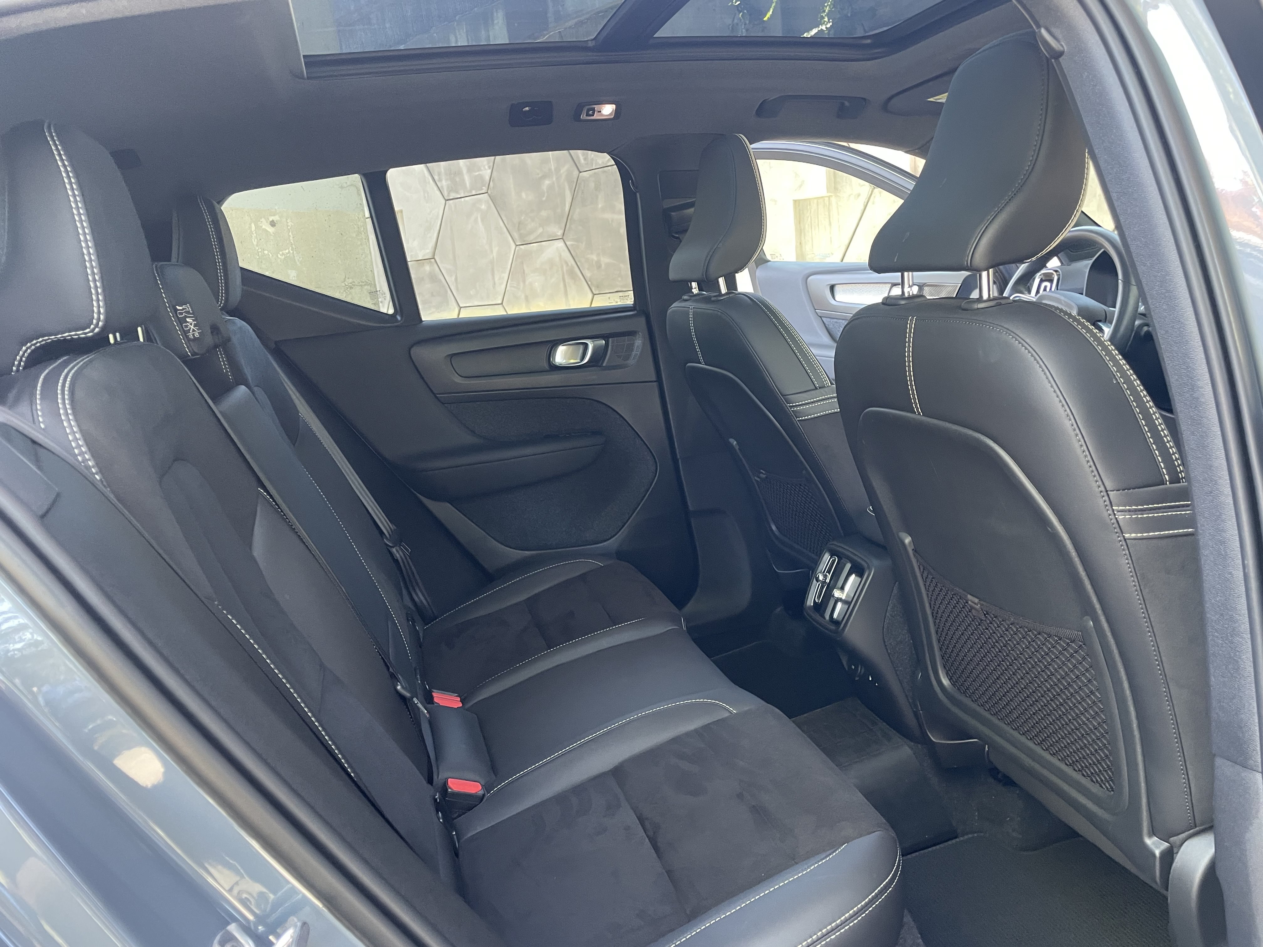 Used 2022 Volvo XC40 T5 R-Design w/ Advanced Package AWD/4WD image 9