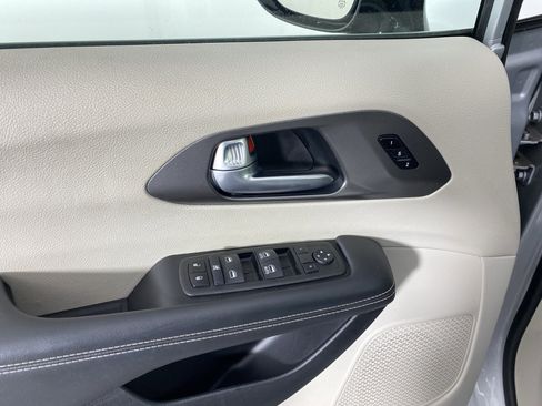 Used 2024 Chrysler Pacifica Touring-L image 14