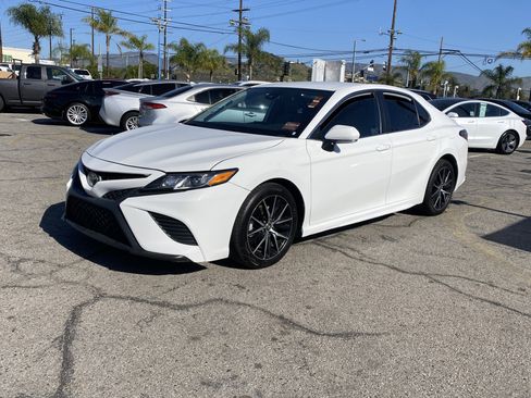 Used 2022 Toyota Camry SE image 2