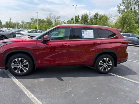 Used 2022 Toyota Highlander XLE AWD/4WD image 3