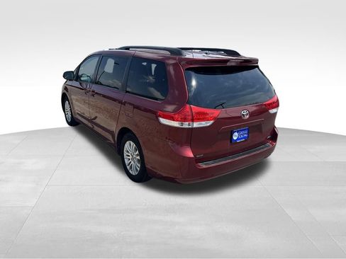 Used 2014 Toyota Sienna XLE FWD image 4