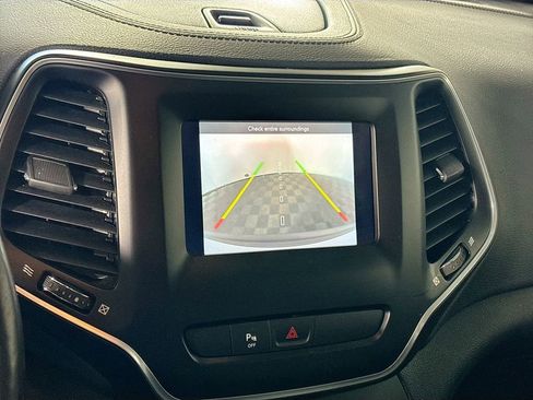 Used 2019 Jeep Cherokee Latitude Plus w/ Comfort/Convenience Group image 16