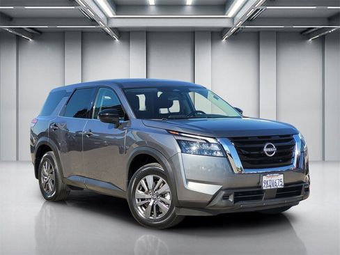 Used 2024 Nissan Pathfinder S image 1