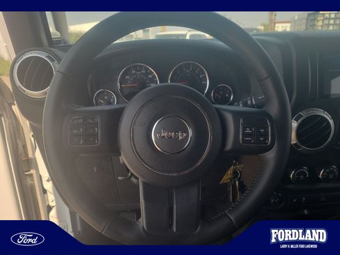 Used 2015 Jeep Wrangler Unlimited Rubicon w/ Dual Top Group AWD/4WD image 9