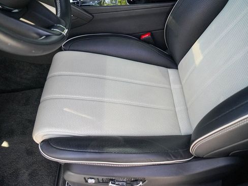 Used 2021 Bentley Bentayga image 30