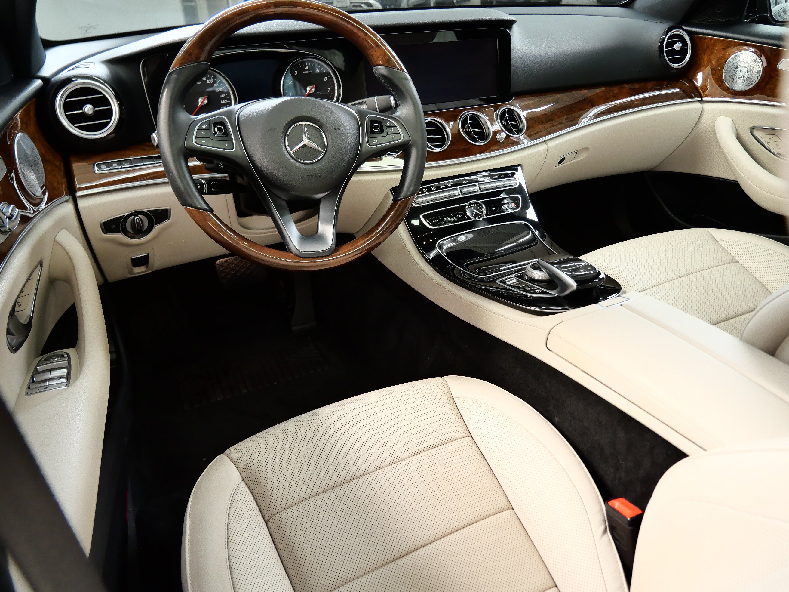 Used 2018 Mercedes-Benz E 400 4MATIC Sedan image 2