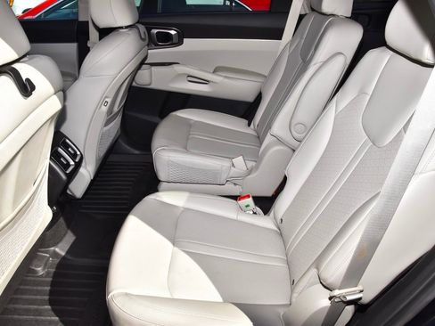 Used 2022 Kia Sorento S image 10