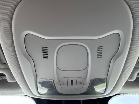 Used 2017 Jeep Renegade Latitude w/ Popular Equipment Group FWD image 18