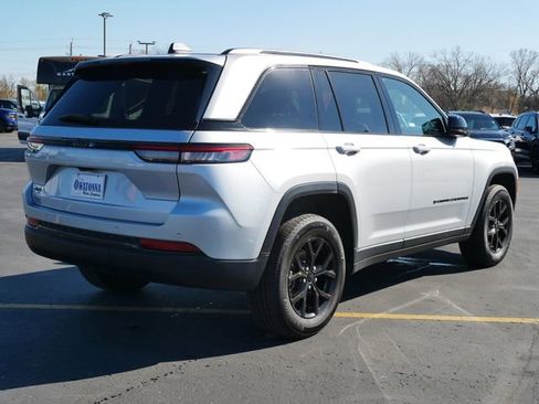 Used 2025 Jeep Grand Cherokee Altitude image 4