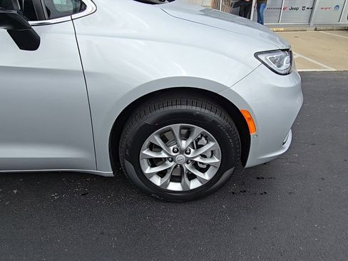 New 2026 Chrysler Pacifica Select image 10