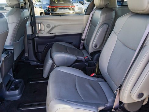 Used 2023 Toyota Sienna Limited image 22