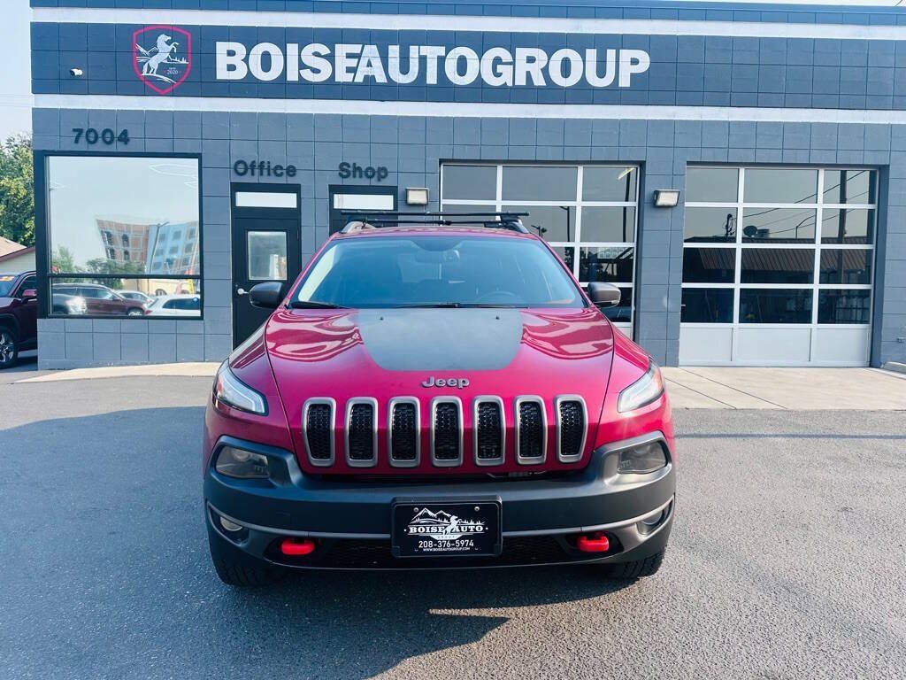 Used 2017 Jeep Cherokee Trailhawk AWD/4WD image 2