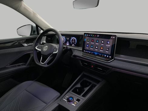 New 2025 Volkswagen Tiguan SE image 19