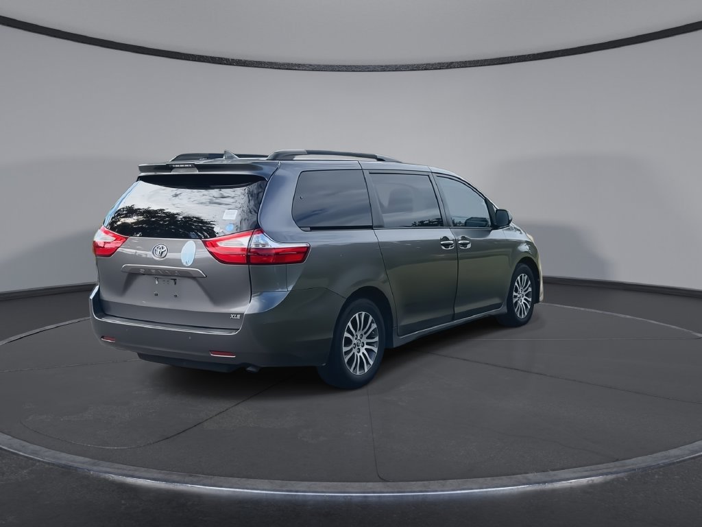 Used 2018 Toyota Sienna XLE w/ XLE Navigation Package FWD image 8