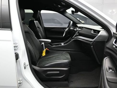 Used 2025 Jeep Grand Cherokee Altitude AWD/4WD image 7