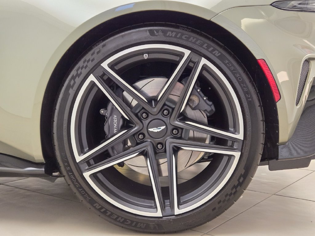 Used 2025 Aston Martin V8 Vantage Coupe RWD image 15