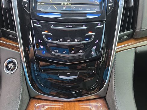 Used 2016 Cadillac Escalade ESV Luxury RWD image 24