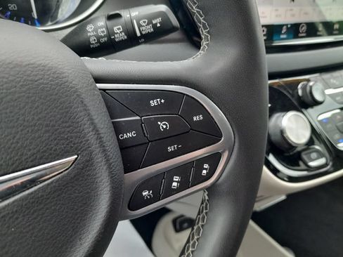 Used 2023 Chrysler Pacifica Touring-L FWD image 15